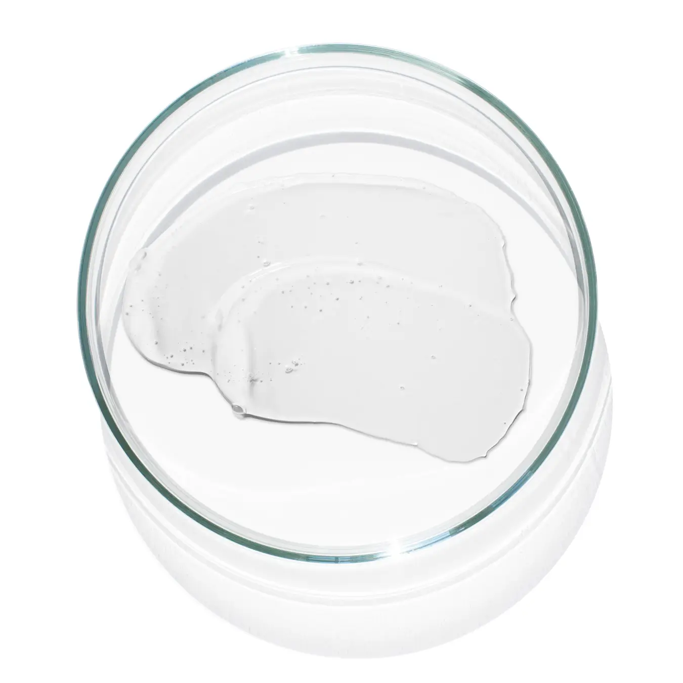 Klare Flüssigkeit in einer Petrischale auf weißem Hintergrund