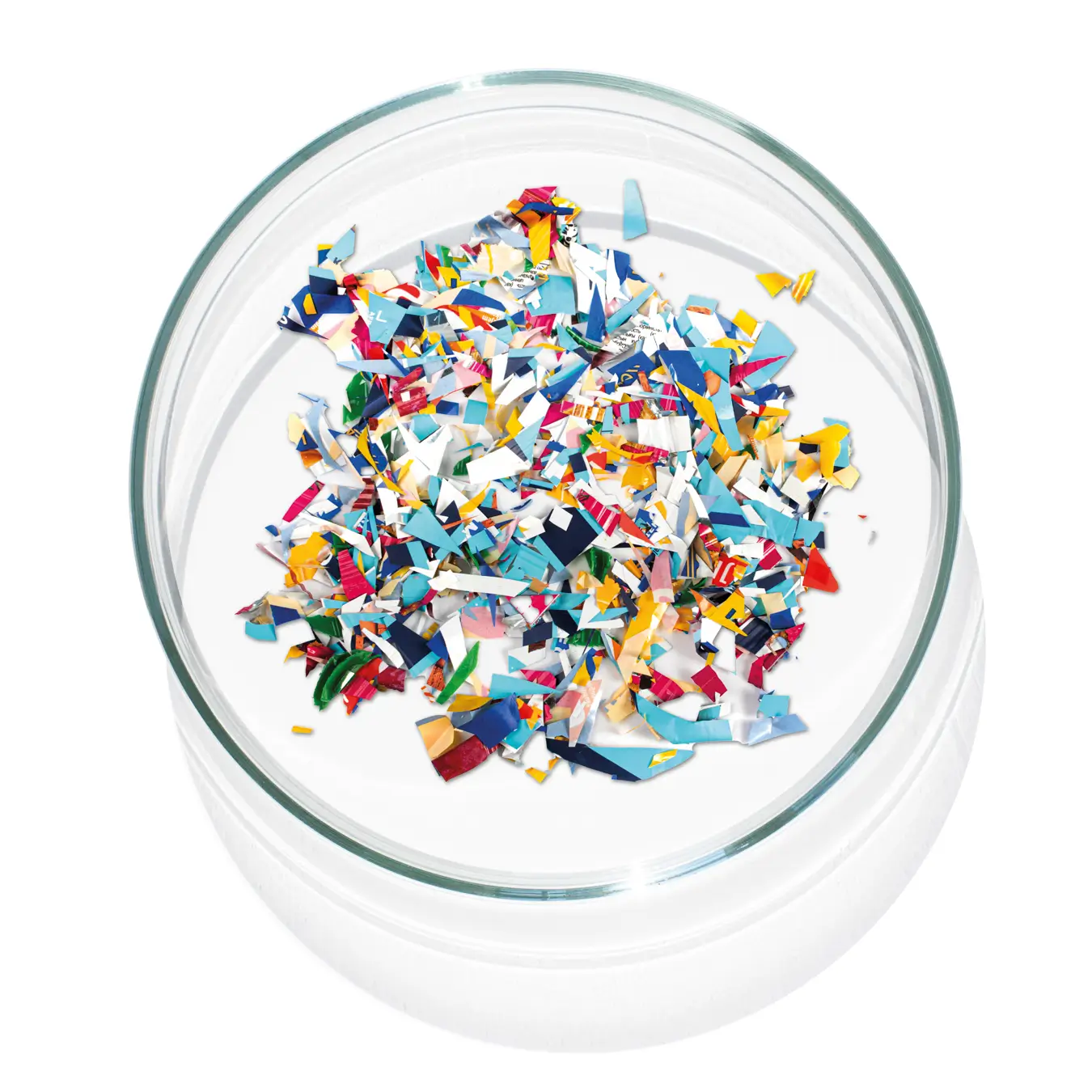 Bunte Mikroplastik-Partikel in einer Petrischale auf weißem Hintergrund