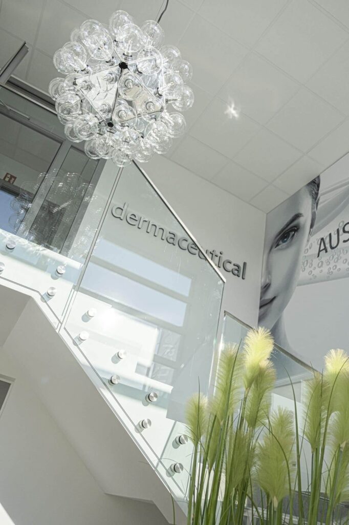 Das Treppenhaus der dermaceutical GmbH mit Plfanze im Vordergrund