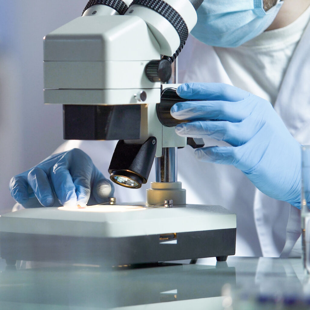 Wissenschaftliche Untersuchung von Wirkstoffen für dermazeutische Hautpflege im Labor