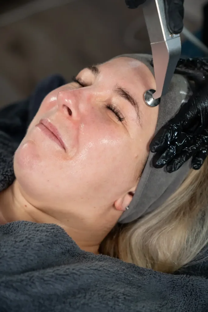 Frau bei der Behandlung mit HYDROcare