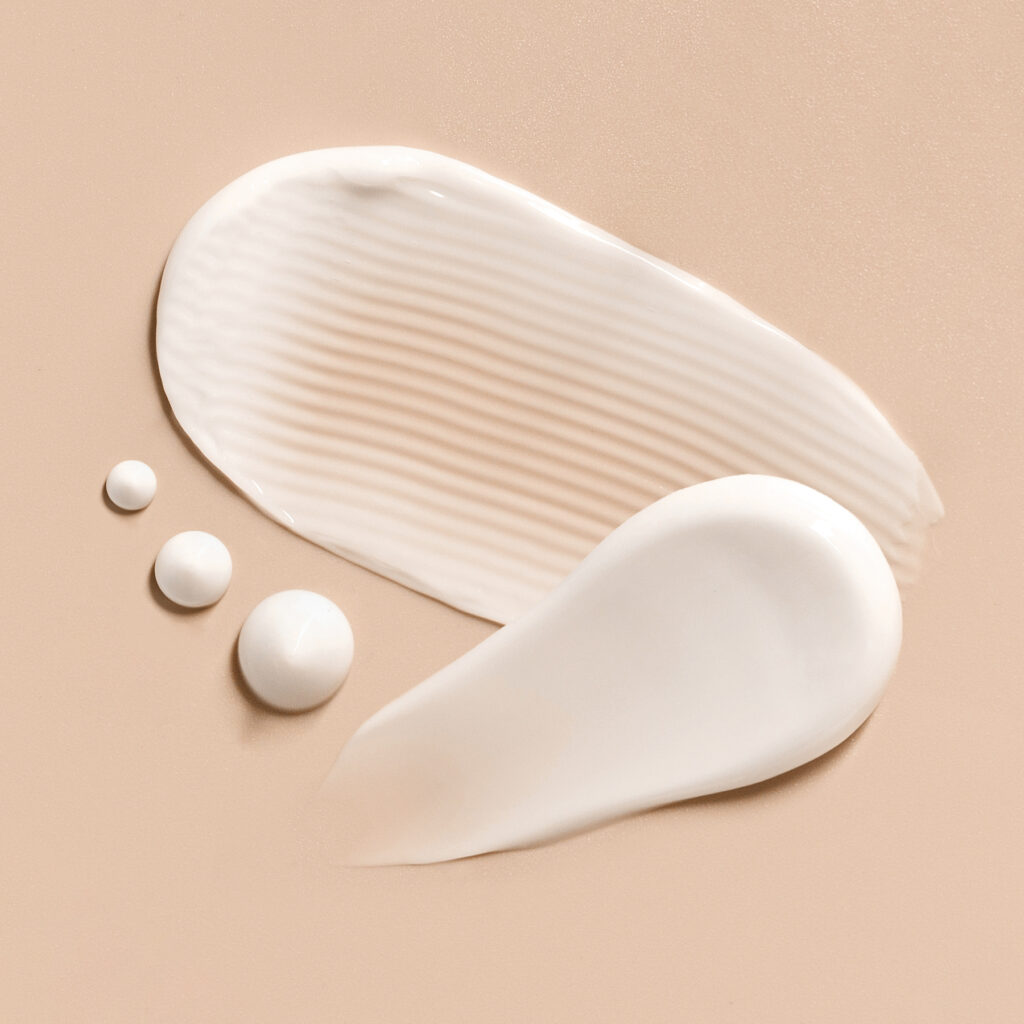 DMS-Cremebasis Textur auf beigem Hintergrund – hautidentische Pflege von S’METICS