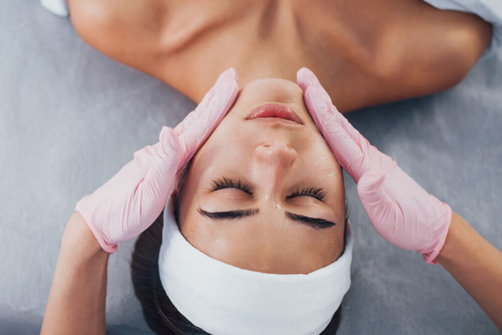 Gesichtsbehandlung im Kosmetikstudio – entspannende Gesichtsmassage mit professioneller Hautpflege